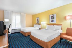 Un pat sau paturi într-o cameră la Fairfield Inn & Suites by Marriott Springdale