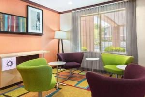 O zonă de relaxare la Fairfield Inn & Suites by Marriott Springdale