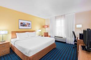 Un pat sau paturi într-o cameră la Fairfield Inn & Suites by Marriott Springdale