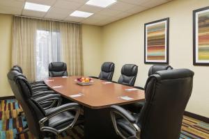 une salle de conférence avec une table et des chaises dans l'établissement Fairfield Inn & Suites by Marriott Springdale, à Springdale