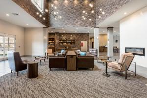 Гостиная зона в Four Points by Sheraton Elkhart