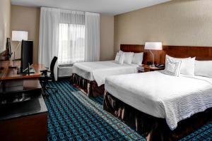 A bed or beds in a room at Fairfield Inn & Suites by Marriott Lansing at Eastwood