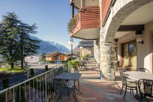 d'un balcon avec des tables et des chaises. dans l'établissement Relais Du Foyer, à Châtillon