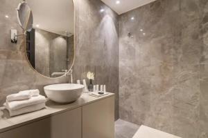 a bathroom with a bowl sink and a mirror at La Residenza del Sole al Pantheon in Rome