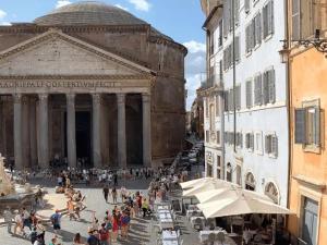 a group of people standing in front of a building at La Residenza del Sole al Pantheon in Rome