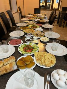 Makanan di atau di tempat lain dekat hotel