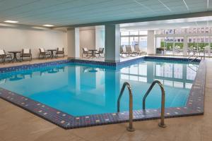 una gran piscina en una habitación de hotel en Four Points by Sheraton Windsor Downtown, en Windsor