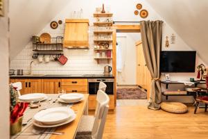 A kitchen or kitchenette at Apartament U Moniki