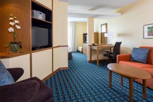 A seating area at Fairfield Inn and Suites Valparaiso