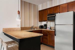 Nhà bếp/bếp nhỏ tại Residence Inn Baltimore White Marsh