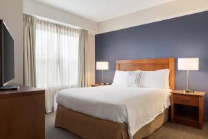 Giường trong phòng chung tại Residence Inn Baltimore White Marsh