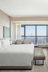 Ένα ή περισσότερα κρεβάτια σε δωμάτιο στο JW Marriott Hotel Changsha