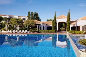 Poolen vid eller i närheten av Pine Cliffs Ocean Suites, a Luxury Collection Resort & Spa, Algarve