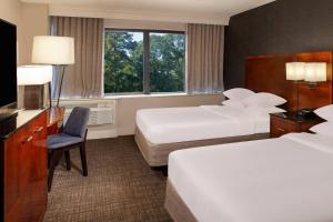 ein Hotelzimmer mit 2 Betten und einem TV in der Unterkunft Marriott Raleigh Durham Research Triangle Park in Durham