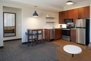 Kitchen o kitchenette sa Residence Inn by Marriott Colorado Springs First & Main