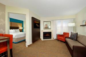 เตียงในห้องที่ Residence Inn Colorado Springs South