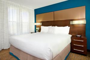 เตียงในห้องที่ Residence Inn Colorado Springs South