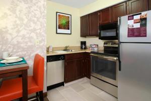 ครัวหรือมุมครัวของ Residence Inn Colorado Springs South