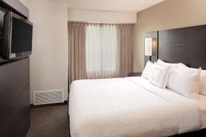 een hotelkamer met een groot bed en een flatscreen-tv bij Residence Inn Arlington in Arlington