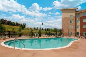 une grande piscine en face d'un bâtiment dans l'établissement Residence Inn by Marriott Boulder Broomfield/Interlocken, à Broomfield