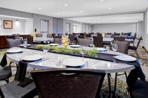 - une salle de conférence avec des tables et des chaises et des verres à vin dans l'établissement Residence Inn by Marriott Boulder Broomfield/Interlocken, à Broomfield