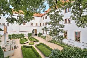 Garden sa labas ng Augustine, a Luxury Collection Hotel, Prague