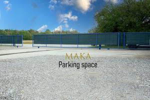 Apartma Maka في ماريبور: مكان لوقوف السيارات بما تعنيه الكلمة makeka parking space