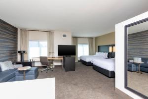 Residence Inn by Marriott Indianapolis South/Greenwood में एक कमरे में एक या कई बेड