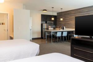 Residence Inn by Marriott Indianapolis South/Greenwood में एक कमरे में एक या कई बेड