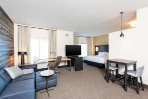 Residence Inn by Marriott Indianapolis South/Greenwood में टेलीविजन और/या मनोरंजन केंद्र