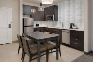 Una cocina o cocineta en Residence Inn by Marriott Indianapolis Keystone