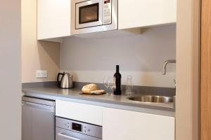 Una cocina o kitchenette en Residence Inn by Marriott Edinburgh