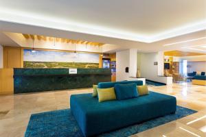 Un lugar para sentarse en Courtyard by Marriott Cancun Airport