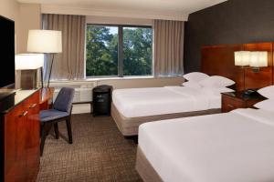 ein Hotelzimmer mit 2 Betten und einem TV in der Unterkunft Marriott Raleigh Durham Research Triangle Park in Durham