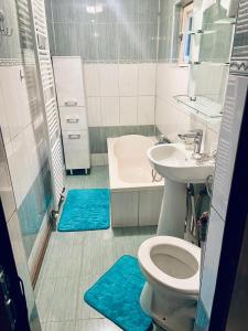 y baño con aseo, lavabo y bañera. en Apartament 3 Closca, en Floreşti