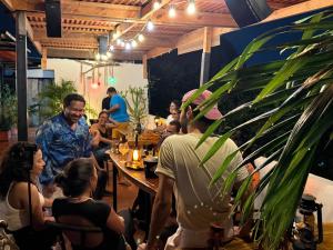 un groupe de personnes assises à une table dans un restaurant dans l'établissement Pachamama Hostel Cartagena, à Carthagène des Indes