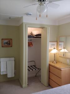 um quarto com uma cama, uma secretária e um espelho em 3 Bedrooms 3 beds near metro -2 Parking Free em Montréal