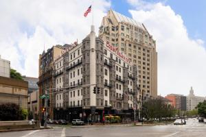 Un grande edificio con una bandiera americana sopra. di Copley Square Hotel, a FOUND Hotel a Boston