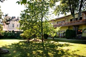 a tree in a yard in front of a building at Appartementhaus Witzmann in Bad Vöslau