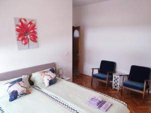 Un pat sau paturi într-o cameră la DALIA Apartment & Rooms