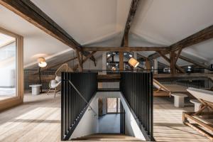 Zimmer mit einer Treppe und Holzbalken in der Unterkunft Posthotel Lamm in Sterzing