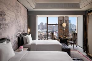 上海市にあるThe St. Regis on the Bund, Shanghaiのベッド2台と窓が備わるホテルルームです。