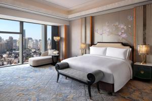 上海市にあるThe St. Regis on the Bund, Shanghaiのベッドルーム(大型ベッド1台、大きな窓付)