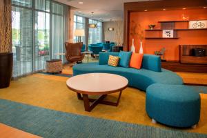 אזור ישיבה ב-Fairfield Inn & Suites by Marriott Harrisburg International Airport