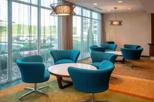 אזור ישיבה ב-Fairfield Inn & Suites by Marriott Harrisburg International Airport