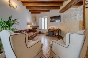 een woonkamer met stoelen en een bank bij Hotel Argantonio in Cádiz