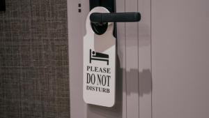 a sign on a door that reads please do not disturb at Hotel Dirista in Shkodër