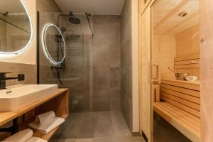 y baño con lavabo y ducha. en Pure Alpine Suites, en Schladming