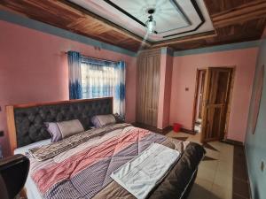 Tempat tidur dalam kamar di Balozi Homes Nyeri