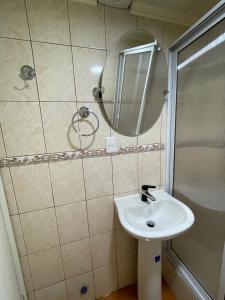 a bathroom with a sink and a mirror at Alojamientos en Torrealba, Recreo in Viña del Mar